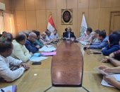 الفيوم تضع ضوابط لرفع مخلفات تطهير الترع والمصارف ومنع إلقائها بالشوارع.. صور