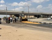 إزالة آثار انقلاب سيارة محملة بالزيت وإعادة فتح الطريق بالإسماعيلية.. صور