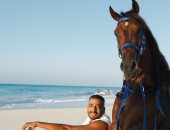 خيل البحر.. عصام السقا يشارك متابعيه بصور مع الحصان على الشاطئ