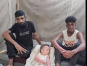 فقد عينه وشاهد ثلاثة من أصدقائه يرحلون أمامه.. أيمن أبو حليمة يعمل بعين واحدة لتأمين دواء ابنه.. أحد أطفاله أُصيب بحروق من الدرجة الثالثة.. بينما يكافح طفله الآخر مرضًا جلديًا يحرمه من النوم واللعب 