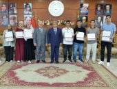 محافظ الدقهلية يُكرم 8 طلاب من أوائل الثانوية العامة ويمنحهم مكافآت مالية