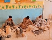 موهبة وإبداع حقيقى بأيدي أبناء الأقصر فى صناعة التحف الفرعونية المقلدة.. صور