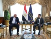 وزير الاتصالات يبحث مع محافظ مطروح الموقف التنفيذى لمشروعات الاتصالات بالمحافظة