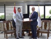 رئيس المطارات يكرم مديرى مبانى الركاب 1 و 2 بمطار القاهرة تقديرًا لجهودهما