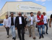محافظ شمال سيناء يرافق وزير الدولة البريطانى فى جولة بمخازن الهلال الأحمر بالعريش.. فيديو