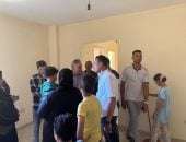 محافظ سوهاج يسلم وحدات سكنية مؤقتة ويعوض الأسرة المتضررة من انهيار منزل حى غرب