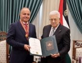الرئيس أبو مازن يقلد سفير مصر لدى فلسطين وسام نجمة القدس