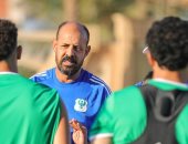 الحسينى أبو قمر ومحمد موسى يجتمعان بلاعبى المصرى لتحفيزهم قبل انطلاق الدورى