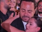 فرحة الأب دموع.. بكاء عاصي الحلاني وابنته في حفل زفافها.. فيديو وصور 