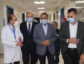 محافظ سوهاج يتفقد مستشفى طهطا العام ويفتتح معرض مستلزمات مدرسية بتخفيض 40%