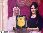 هبة عبد الفتاح تهدى فرقة سنبلة درع الموهوبين والمبدعين من "جوهرة مصرية"