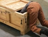 شرطة تقتحم معرضا فنيا لإنقاذ شخص وتكتشف أنه تمثال