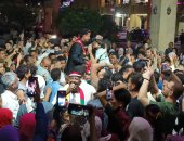 عريس يشارك في "شارع الفن" بأسوان.. لقطة تفاعلية تخطف الأنظار