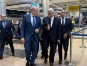 وزير الطيران يتابع حركة التشغيل بمطار القاهرة ويوجه بتسهيل الإجراءات