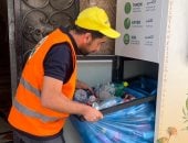 "الماكينة اتملت".. شاهد لحظة تفريغ عبوات البلاستيك بشارع التحرير فى الدقى