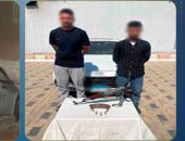 ضبط شخص ظهر من فتحة سيارة حاملا سلاح بموكب زفاف