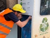 بعد إقبال الأهالي.. بدء تفريغ أولى ماكينات البلاستيك الذكية في الدقي