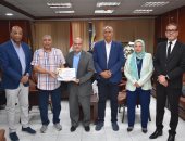 مدير تعليم سوهاج يكرّم موجهي العموم وأعضاء لجنة تقدير درجات الشهادة الإعدادية