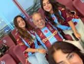 أشرف زكي وروجينا وبناتهما فى مدرجات طرابزون سبور لدعم محمد صلاح.. صور 