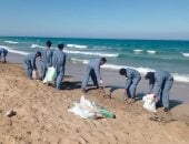 أبو رديس تواصل أعمال تطهير الشاطئ العام ورفع المخلفات الزيتية