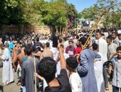 بالعصا الصعيدي.. الآلاف من شباب الكرنك يحتفلون بالمولد النبوى «فيديو»