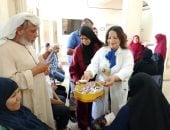 مصر الجميلة.. طبيبة مسيحية تهدى حلوى المولد على المترددين بعيادات التأمين الصحى