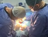 كواليس استئصال ورم سرطاني فى الأذن لمسن عمره 70 عاما بمستشفى كفر شكر.. فيديو