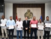 محافظ أسوان يكرم مفتشى مياه الشرب لرصد الوصلات المخالفة ومواجهة ضعف الخدمة