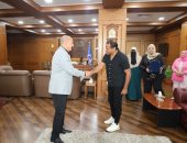 محافظ السويس يكرّم مواطنًا أنقذ طفلًا من الغرق بترعة السويس