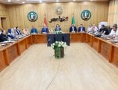 محافظ المنوفية يناقش خطة عمل لجنة رقمنة وأرشفة المستندات والوثائق