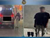 ضبط شخص متشبثاً بسيارة ملاكى باستخدام حذاء تزلج فى الأقصر.. فيديو