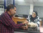كهرباء القناة توزع "حلاوة المولد" على المواطنين بمراكز خدمة العملاء