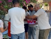 شباب الدقهلية يوزعون العصائر الباردة تخفيفا على المارة من ارتفاع الحرارة.. فيديو