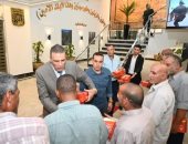 محافظ جنوب سيناء يلتقي عمال النظافة ويشيد بدورهم في الحفاظ على المظهر الحضاري
