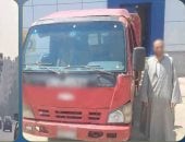ضبط قائد سيارة نقل بسبب حمولة زائدة دون تأمينها.. فيديو