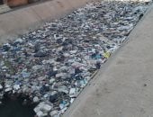 أهالى منشاة غمرين فى المنوفية يطالبون برفع المخلفات والقمامة داخل مجرى ترعة السنجئ