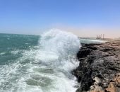 رعب الأمواج يصل لـ4.5 متر وإخلاء البحر.. ملتم أغسطس يضرب شواطئ الإسكندرية