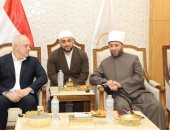 وزير الأوقاف يستقبل وفدًا من داغستان بمسجد مصر الكبير