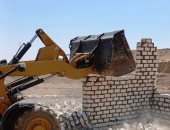 إزالة التعديات على أراضى الدولة بإدفو بأسوان ورفع كفاءة الإنارة بنصر النوبة