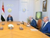 مطار القاهرة يستعد لقفزة تاريخية بمبنى جديد بطاقة 40 مليون راكب.. الرئيس السيسى يوجه بتعزيز مشاركة القطاع الخاص فى إدارة وتشغيل المطارات.. وإنشاء مناطق استثمارية حولها.. ورصد شكاوى المسافرين وسرعة التعامل معها