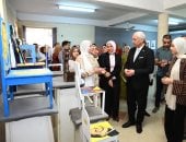 الكرسى التفاعلى.. عندما تتحول مقاعد الفصل لوسيلة تعليمية بجامعة أسيوط.. صور