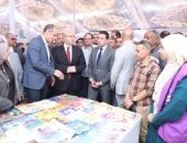 محافظ الفيوم والمفوض بتسيير أعمال هيئة الكتاب يفتتحان معرض كتاب أبشواى