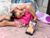 سيلا أبو كريم.. شظية في الظهر وطفولة معلقة بين الألم والأمل داخل غزة