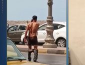 إيداع شخص مصحة نفسية بعد سيره عاريا في الإسكندرية..فيديو