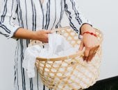 حيل سهلة للحفاظ على الملابس البيضاء.. بدون اصفرار وبهتان