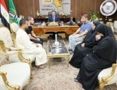 محافظ المنوفية يسلم تعويضات مالية لأسر ضحايا حادث طريق كفر داود- البريجات