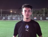 محمد مصطفى ميدو يوقع عقود انضمامه لبيراميدز ويحتفظ بصورة والدته الراحلة