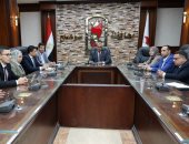 نائب محافظ سوهاج يبحث آليات تنفيذ قافلة شاملة ضمن مبادرة إيد واحدة بقرية بناويط