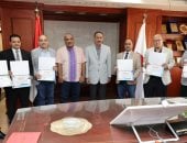 محافظ سوهاج يكرم عددا من أوائل المتدربين ببرامج مركز التنمية المحلية بسقارة