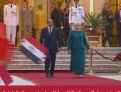 الرئيس السيسى والسيدة قرينته يستقبلان الرئيس الصينى وزوجته بمطار القاهرة (فيديو)